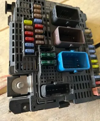 Peugeot 308 Fuse module 9807091980