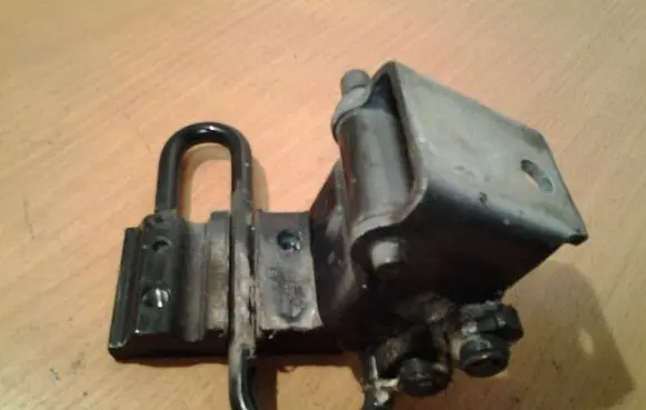 Audi A6 S6 C6 4F Rear door lower hinge 8E0833411