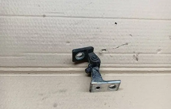 Volkswagen PASSAT B8 Front door upper hinge 