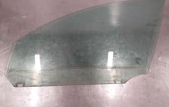 Volvo V50 Front door window glass four-door 43R001106 E000186