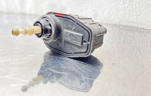 Opel Omega B1 Headlight level adjustment motor 90457812 00437514