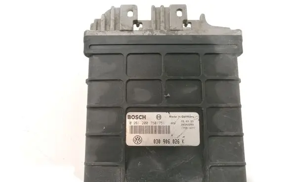 Volkswagen Golf III Engine control unit/module 030906026K 0261200750