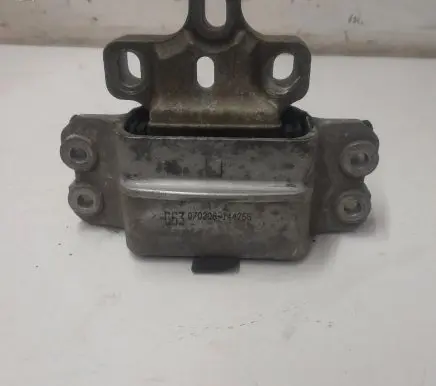 Volkswagen PASSAT B6 Engine mount bracket 3C0199555
