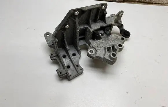 Engine mount bracket