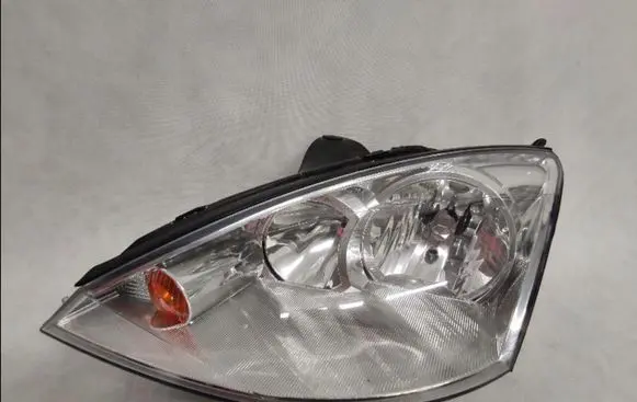 Ford Focus Headlight/headlamp 2M5113W030BF