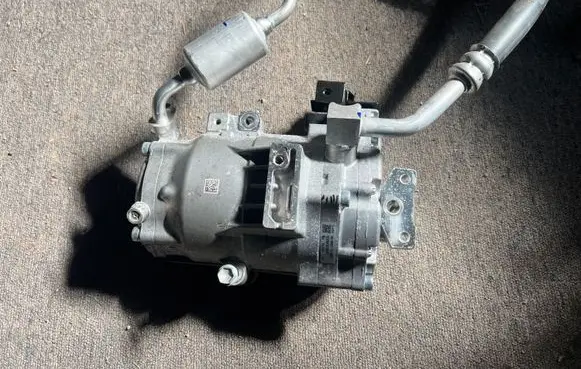 Nissan Leaf II (ZE1) Air conditioning (A/C) compressor (pump)