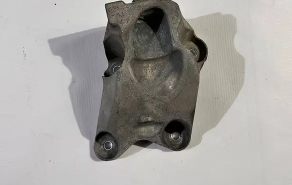 Chevrolet Camaro Engine mounting bracket 23104516