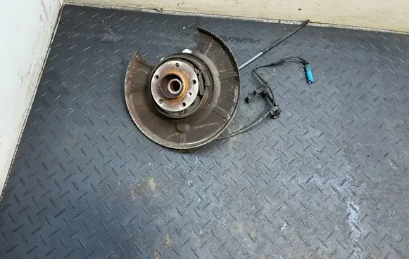 BMW 6 E63 E64 Rear wheel hub 6775080