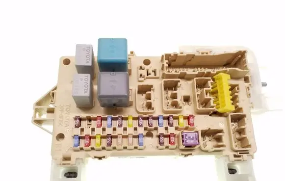 Toyota Corolla Verso E121 Fuse module 892210F030