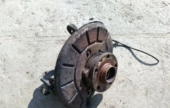 Volkswagen Touran I Front wheel hub spindle knuckle