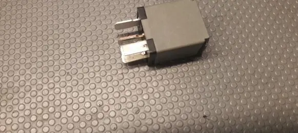 Opel Zafira C Fuel pump relay 13422668