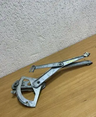 Mercedes-Benz E W124 Rear door window regulator with motor D6797