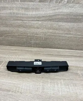 Opel Astra H Hazard light switch 13100109