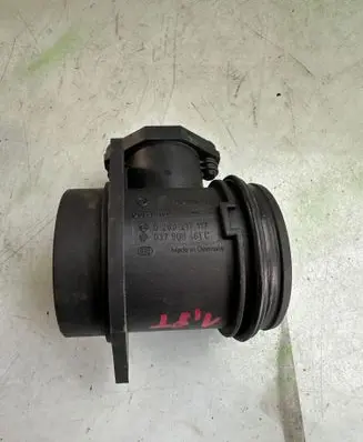 Volkswagen PASSAT B5 Mass air flow meter 0280217117 037906461C