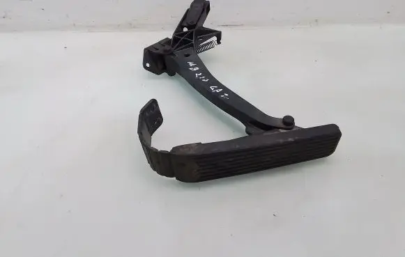 Mercedes-Benz E W210 Accelerator throttle pedal 2203010001