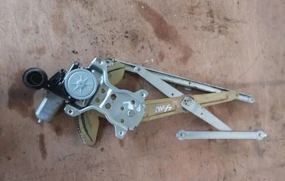 Suzuki Swift I Front door window regulator with motor
