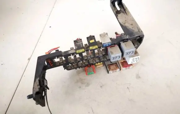 Volkswagen PASSAT B5 Fuse box set 8d1937545