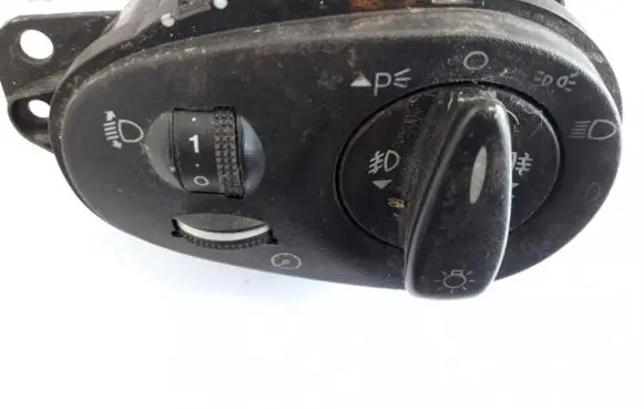 Ford Focus Light switch 4986102