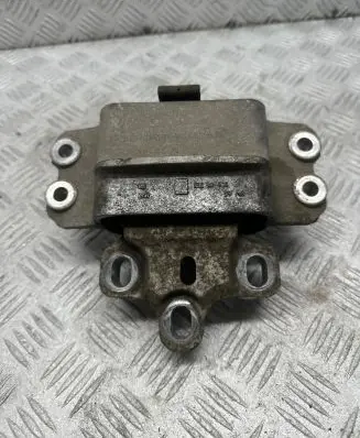 Volkswagen Tiguan Engine mount bracket 3C0199555