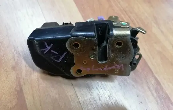 Chrysler Voyager Front door lock 
