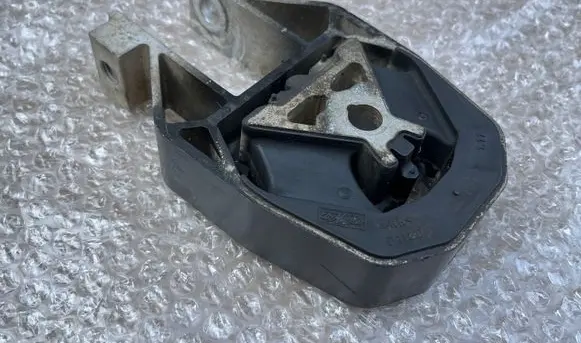 Volvo V40 Engine mount bracket AV616P082AC