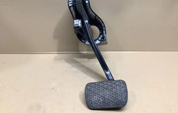 Mercedes-Benz CLS C218 X218 Brake pedal A2042902001 204292022