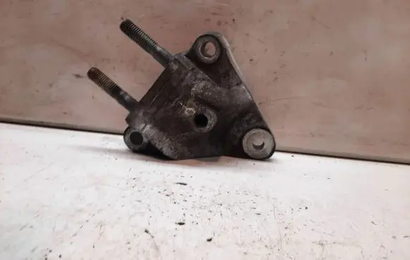 Ford Mondeo Mk III Engine mounting bracket D989A