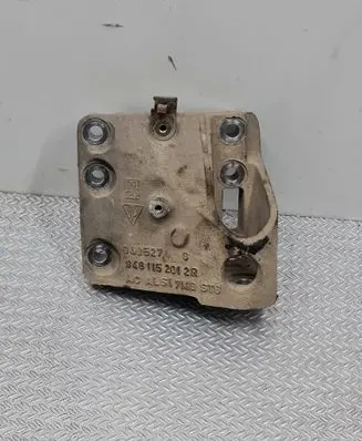 Engine mounting bracket