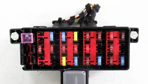 Ford Fiesta Fuse module 8V5T14A005ACE 052009 12141905