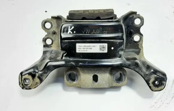 Volkswagen PASSAT B8 Engine mount bracket 5Q0199555AB