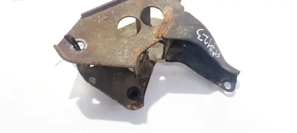 Nissan Primera Engine mounting bracket
