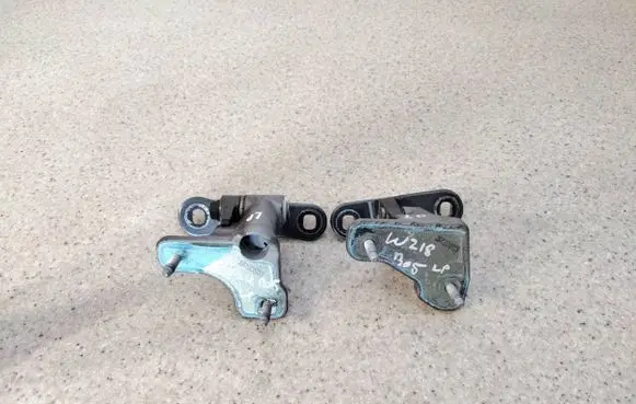 Mercedes-Benz CLS C218 X218 Front door lower hinge 