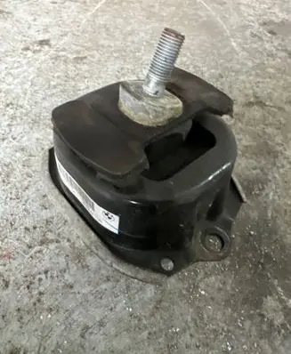 Engine mount bracket