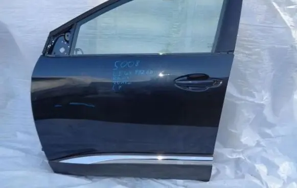 Peugeot 5008 II Front door 