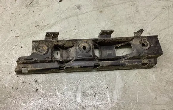 Volkswagen PASSAT B6 Front bumper mounting bracket 3C0807184