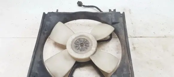Radiator cooling fan shroud