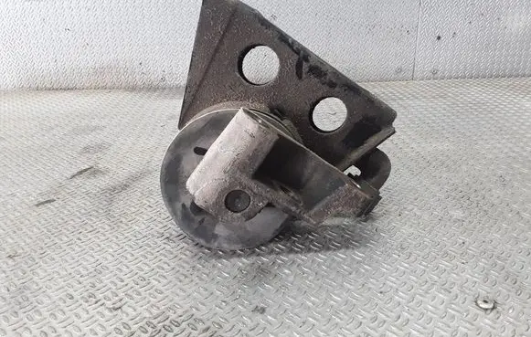 Nissan X-Trail T30 Engine mount bracket