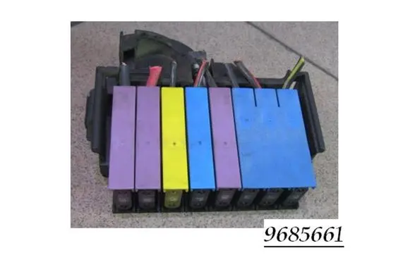 Opel Zafira A Fuse module 9685661