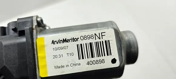 Hyundai Sonata Front door window regulator motor 400898