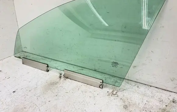 Volvo V70 Front door window glass four-door 43R001106 DOT57M53AS2