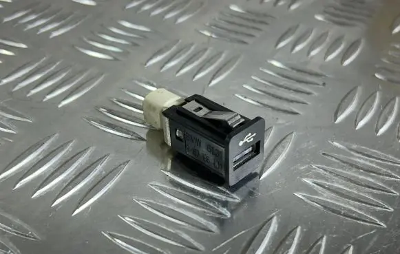 BMW 5 F10 F11 USB socket connector 9167196