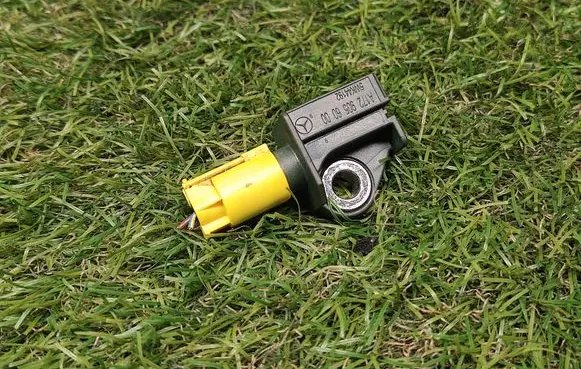 Mercedes-Benz C W204 Airbag deployment crash/impact sensor A1729056000