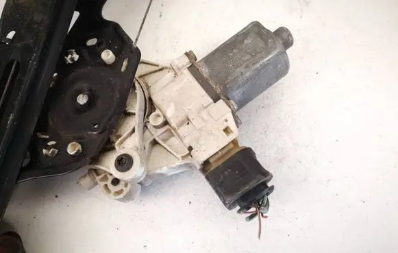 BMW 1 E81 E87 Front door window regulator motor 0130822226 6927027