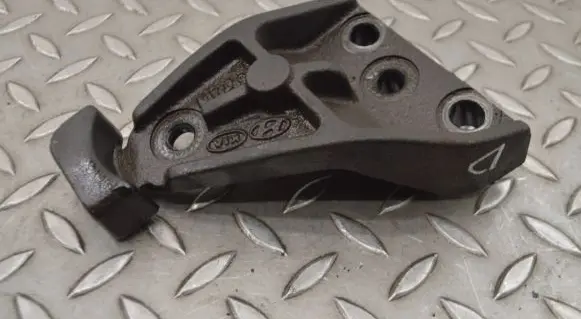 Engine mounting bracket