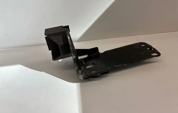 BMW 3 E90 E91 Radiator mount bracket 23781010