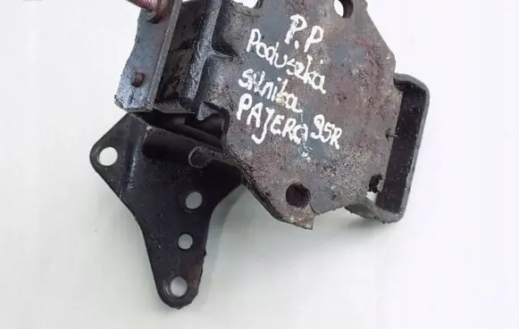 Mitsubishi Pajero Engine mount bracket