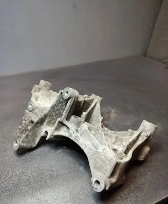Opel Vivaro Generator/alternator bracket 117105124R
