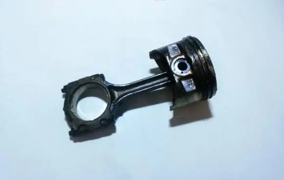 Mitsubishi Carisma Piston with connecting rod
