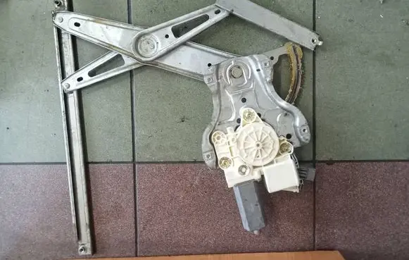 Toyota Avensis T250 Front door window regulator with motor 0130822032