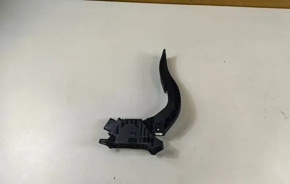 Accelerator throttle pedal